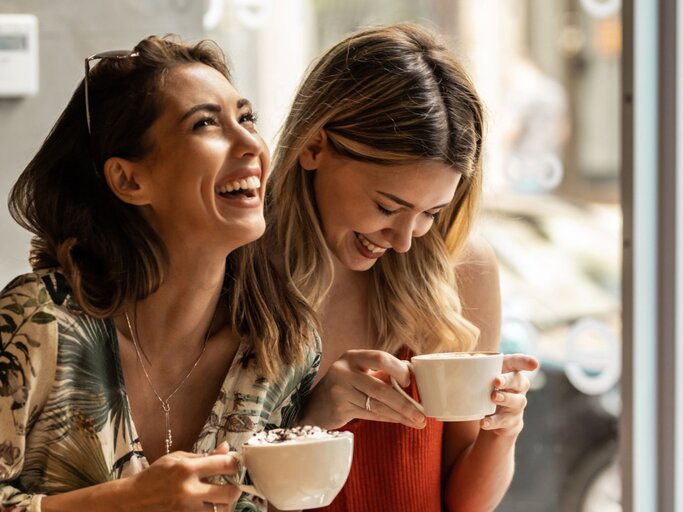 Zwei Frauen trinken gemeinsam Kaffee | © GettyImages / Jokic