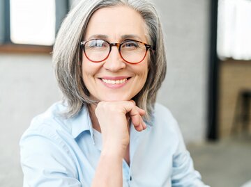 Eine Frau mit Brille und grauen Haaren | © GettyImages/Vadym Pastukh
