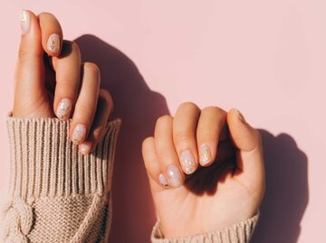 Eine Hand mit lackierten Nägeln | © Anna Efetova