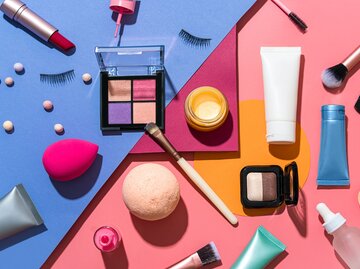 Beauty Produkte auf buntem Hintergrund | © Getty Images/Iryna Veklich