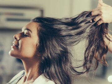 Frau bekommt die Haare beim Frisör gemacht | © Getty Images/Stevica Mrdja / EyeEm