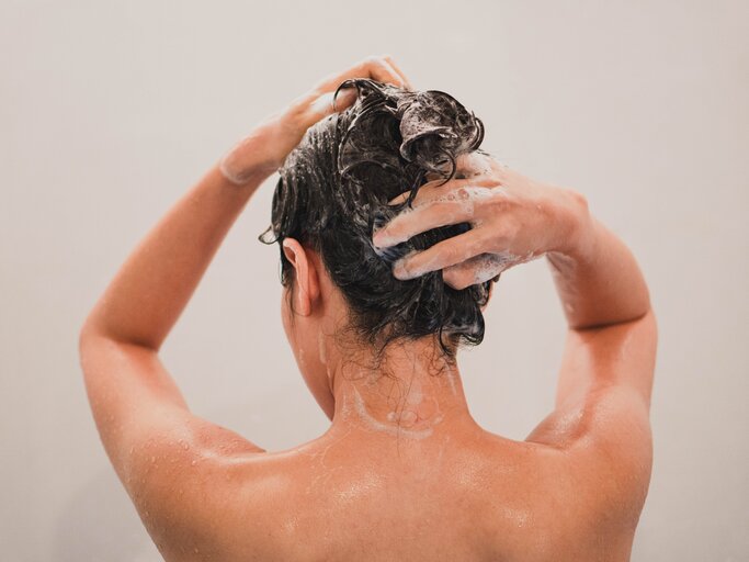 Frau wäscht sich die Haare mit Shampoo | © Getty Images/Jeremie Morey / EyeEm