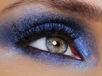 Close-up von Auge mit blauem Lidschatten.  | © AdobeStock/Valua Vitaly