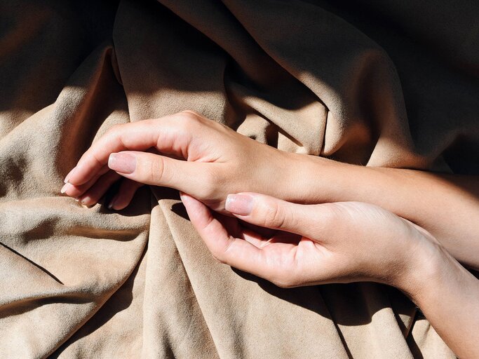 Nahaufnahme von zwei Händen mit kurzen eckig gefeilten Nägeln | © Getty Images / Maryna Terletska