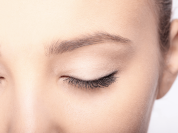 Auge einer Frau mit langen Wimpern | © Getty Images/DenisZbukarev