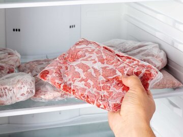 Person holt Fleisch aus Tiefkühltruhe | © Getty Images/Qwart