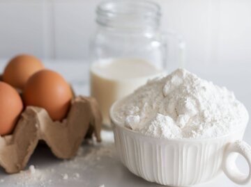 Mehl zusammen mit weiteren Zutaten zum Backen | © Getty Images/photograph by dorisj