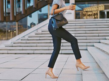 Business-Frau geht mit High Heels eine Treppe hoch | © Getty Images/LaylaBird