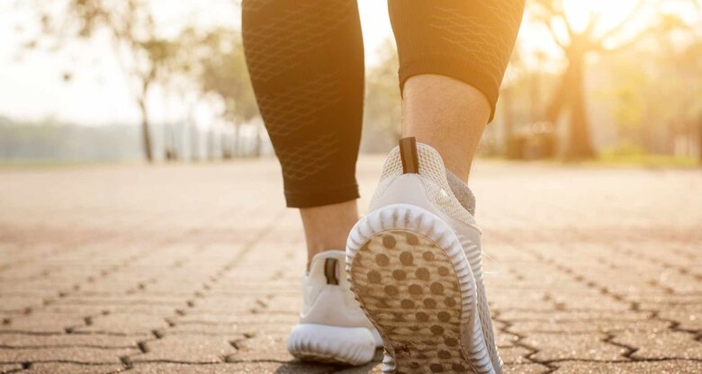 Füße einer Joggerin von hinten | © Getty Images/boonchai wedmakawand