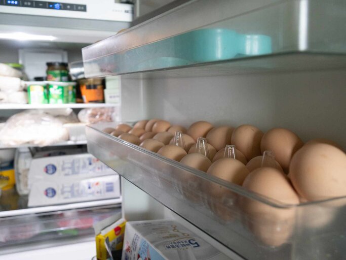 Blick in einen Kühlschrank mit Eiern in der Kühlschranktür | © Getty Images/Future Publishing/Kontributor