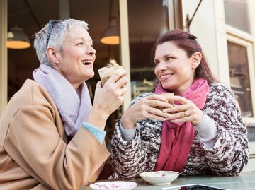 Zwei Freundinnen trinken zusammen Kaffee | © Getty Images/Betsie Van Der Meer