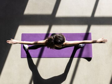 Frau auf einer Yogamatte, von oben fotografiert | © Adobe Stock/F8\Suport Ukraine