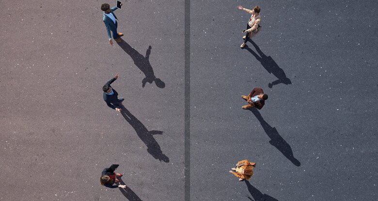 6 Menschen stehen sich gegenüber und streiten | © Getty Images/Klaus Vedfelt