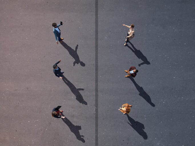 6 Menschen stehen sich gegenüber und streiten | © Getty Images/Klaus Vedfelt