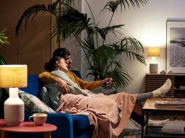 Frau und Mann kuscheln auf der Couch | © Getty Images/Morsa Images