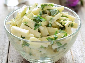 Kohlrabi Salat mit Apfel und Joghurt | © Getty Images/Stitchik