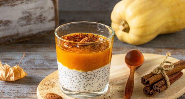 herbstlicher Kürbis-Chiapudding in einem Glas  | © Adobe Stock/Наталья Соколова