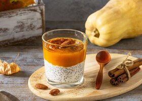 herbstlicher Kürbis-Chiapudding in einem Glas 