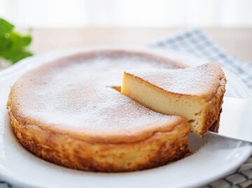 Käsekuchen ohne Boden | © Getty Images/kaorinne