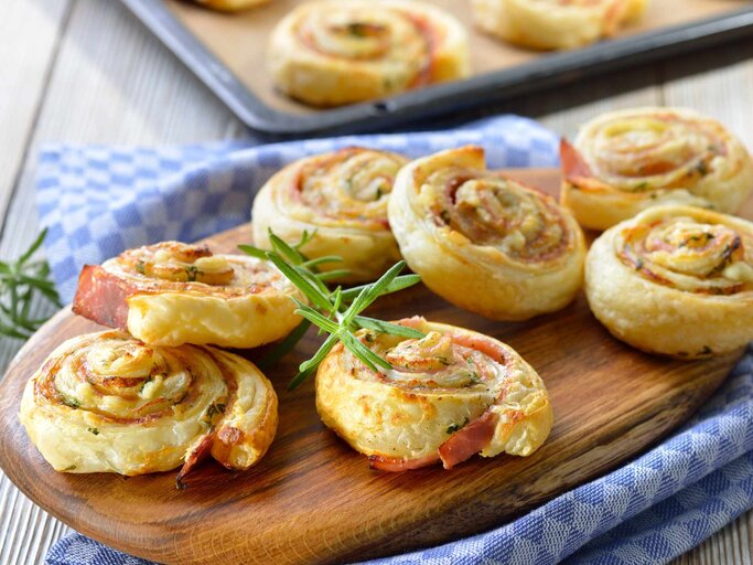 Pizzaschnecken mit Schinken und Blätterteig | © Getty Images/kabVisio