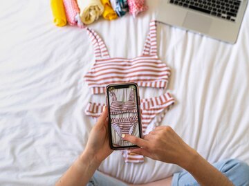 Frau fotografiert ihren Bikini um es zum Verkauf online zu stellen | © Getty Images/Westend61