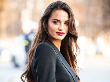 Gabrielle Caunesil bei der Paris Fashion Week  | © Getty Images/Claudio Lavenia / Kontributor