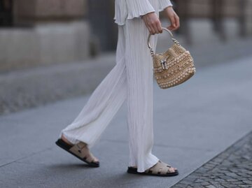 Frau trägt weiße Leinenhose | © Getty Images/Jeremy Moeller / Kontributor