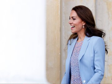 Herzogin Kate trägt Sommerkleid und lacht | © Getty Images/Max Mumby/Indigo / Kontributor