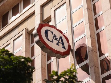 Das Logo von C&A in Rot und Weiß an der Außenfassade eines Gebäudes.  | © Getty Images/Jeremy Moeller