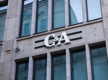 Das C&A Logo in Weiß an einer Hausfront. | © Getty Images/Jeremy Moeller