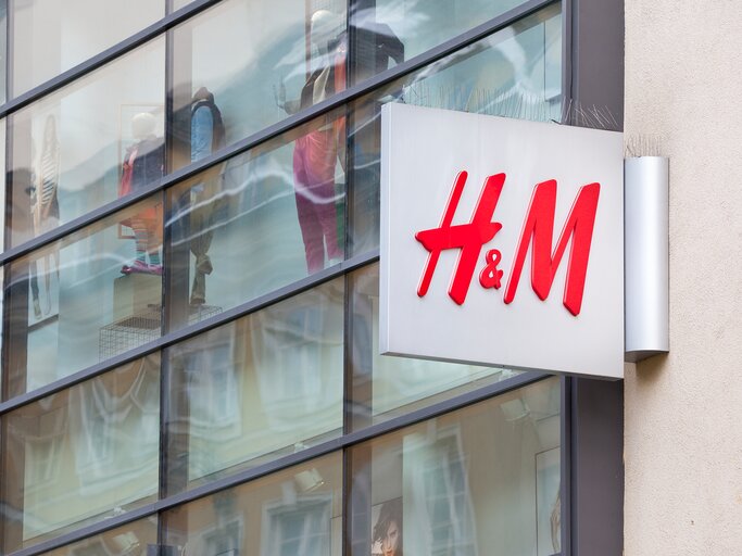 H&M-Schild an Laden | © GettyImages/aprott