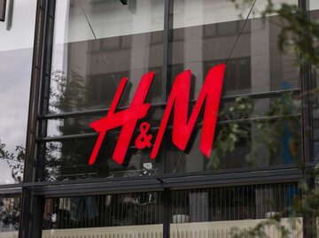 H&M Logo | © Getty Images/Jeremy Moeller 