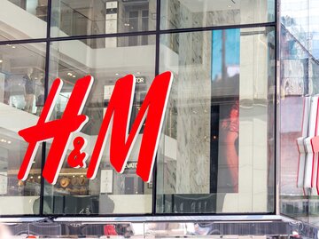 Das rote H&M Logo an einer Glasfassade in New York. | © Adobe Stock/Mariakray
