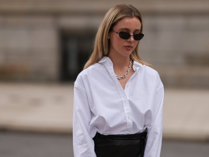 Schöne Frau mit weißer Bluse | © Getty Images/Jeremy Moeller