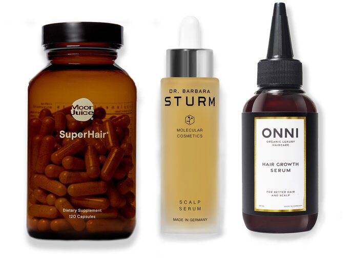 „Organic Hair Growth Serum XL“ von Onni stimuliert die Zellerneuerung mit Sojaproteinen (120 Euro). „Scalp Serum“ von Dr. Barbara Sturm stärkt nachwachsende Haare unter anderem mit Hyaluronsäure (85 Euro). „SuperHair“ von Moon Juice soll gesundes Haarwachstum mit einem Wirkstoffmix aus Vitaminen und Pflanzenstoffen fördern (65 Euro). | © PR