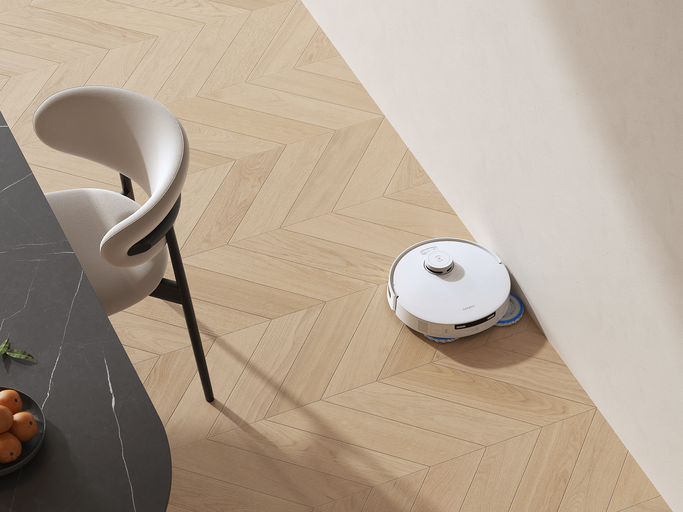 Der Saugroboter säubert das Wohnzimmer. | © ECOVACS 