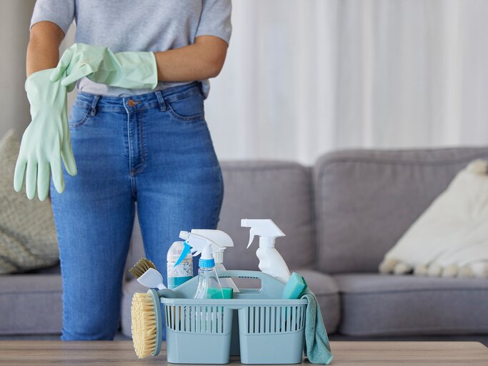Frau zieht sich Gummihandschuhe an. | © Lune V A/peopleimages.com – stock.adobe.com