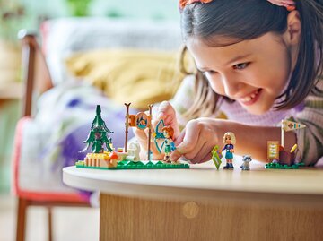 Junges Mädchen spielt dem Bogenschieß-Set von LEGO Friends | © LEGO Gruppe
