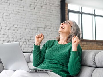 Frau freut sich | © Adobe Stock
