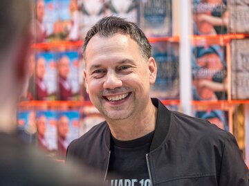 Autor Sebastian Fitzek auf der Leipziger Buchmesse 2025. | ©  IMAGO / Christian Grube