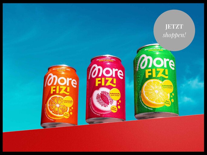 Alle drei Sorten der FIZI Limo vor buntem Hintergrund.  | © More Nutrition 