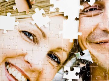 Kaputtes Puzzle mit Paarbild | © Getty Images/Plattform