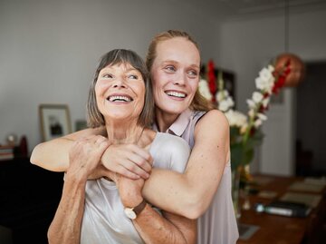 Mutter und Tochter umarmen sich | © Getty Images/Luis Alvarez