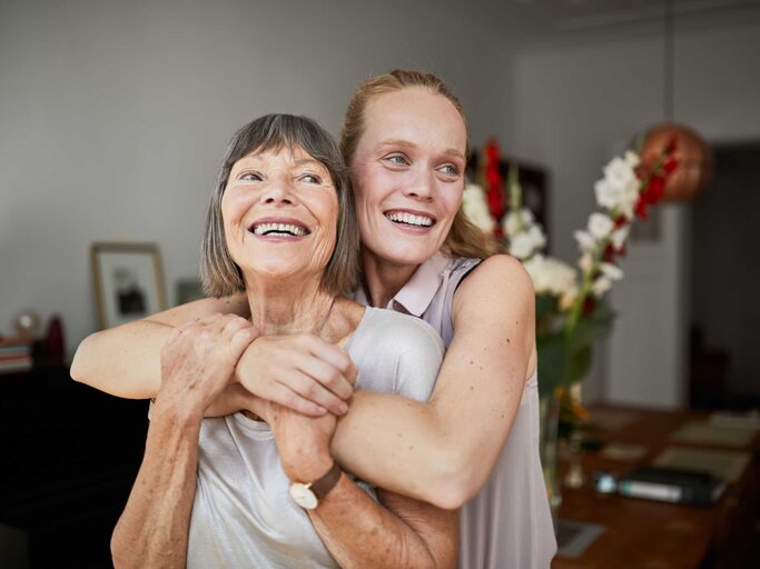 Mutter und Tochter umarmen sich | © Getty Images/Luis Alvarez