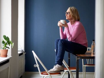 Person sitzt nachdenklich auf Tisch | © Getty Images/Westend61