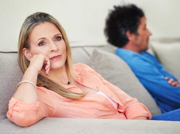 Frau ignoriert ihren Mann nach einem Streit | © Getty Images/PeopleImages