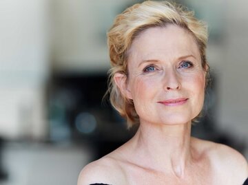 Schöne natürliche Frau schaut in die Kamera. | © Getty Images / Oliver Rossi