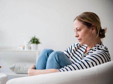 Person sitzt ängstlich auf der Couch | © Getty Images/JGI/Jamie Grill