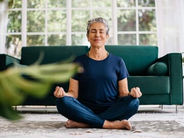 Person sitzt entspannt auf Yoga-Matte | © Getty Images/JLco - Julia Amaral