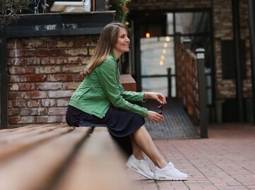 Person sitzt auf Holzveranda | © Getty Images/Elena Popova